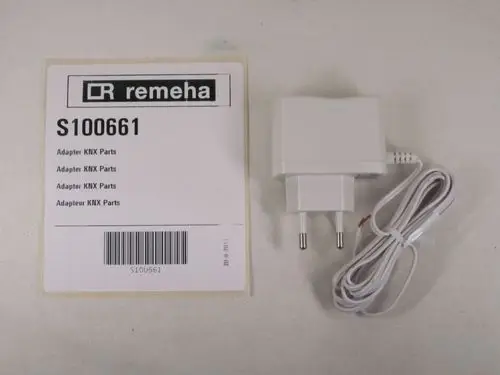 Stromadapter von Remeha mit zwei Stiften und Anschlusskabel. Verpackung mit der Artikelnummer S100661 und Informationen zu Adapter KNX Parts.